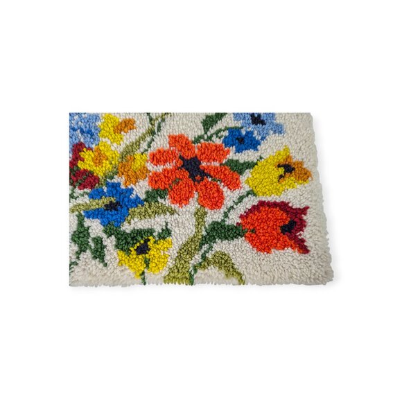 Vintage Handmade Latch Hook Bright Floral Rug 27.5" x 20.5" - Picture 4 of 10